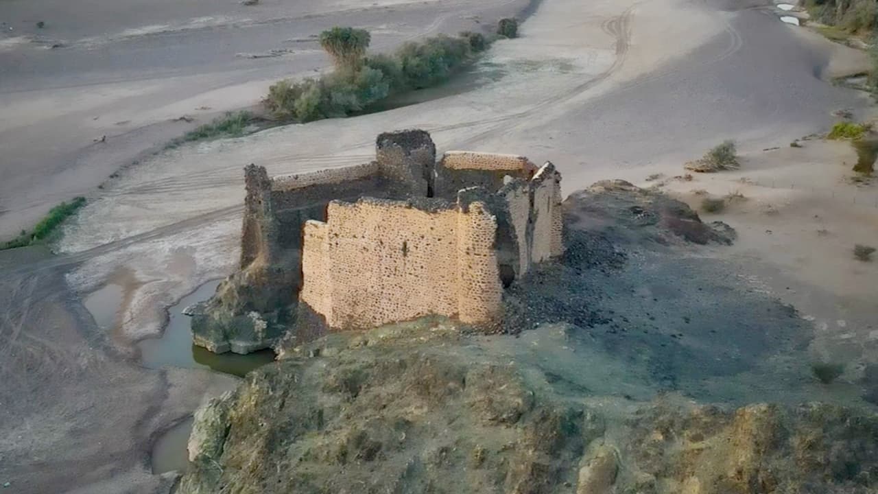 بريطانية تكشف أطلال قلعة منسية وسط وادٍ بالسعودية..ما حكايتها؟