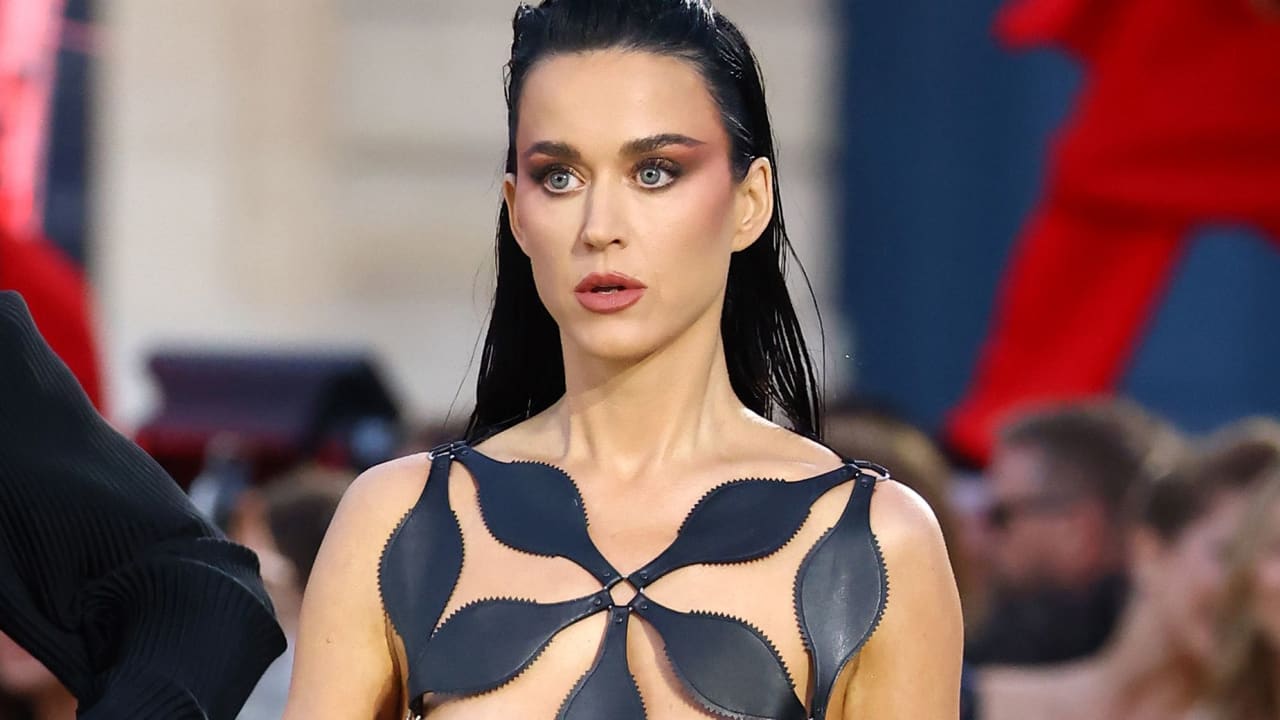 المغنية كيتي بيري تعيد إحياء صيحة "الفساتين العارية" على مدرج الأزياء في باريس