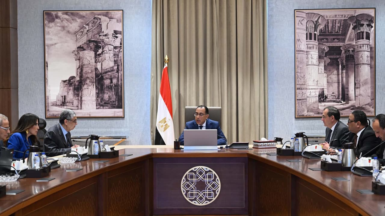 مصر.. السيسي يوجه بالعمل الفوري لحل أزمة انقطاع الكهرباء.. والحكومة تعقد اجتماعا