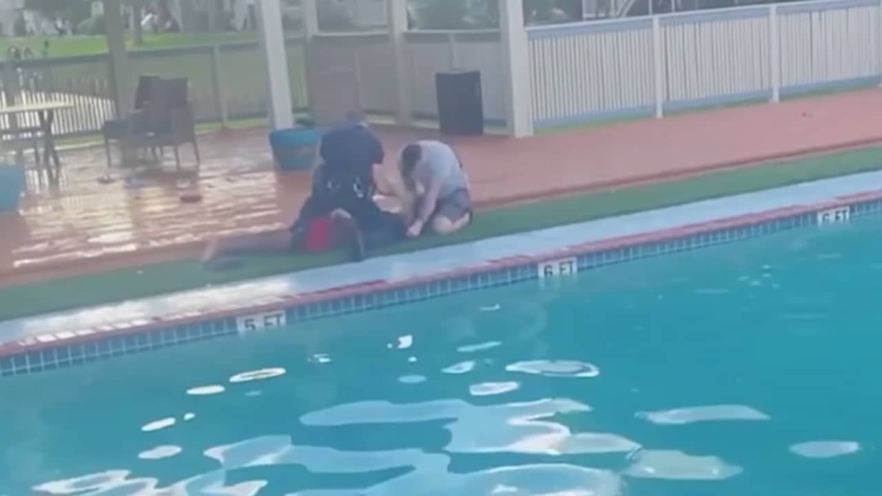 فيديو مفزع يظهر ما فعله شرطي أمريكي بمراهقين أمام والدتهم قرب بركة سباحة.. شاهد ما حدث