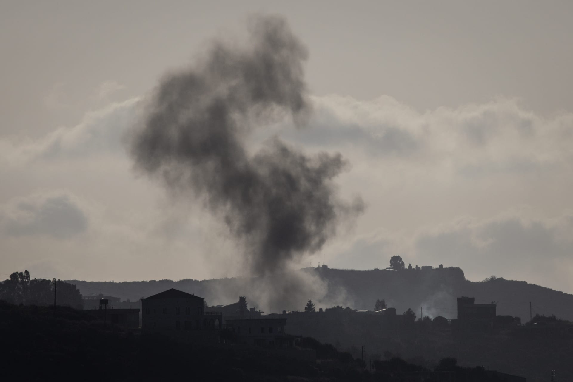 ردا على إصابة 18 جنديا.. الجيش الإسرائيلي يُعلن ضرب أهداف لحزب الله جنوب لبنان