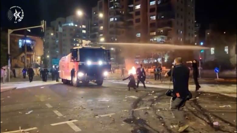 مناوشات وحرائق ورشق بالحجارة.. شاهد مظاهرات "الحريديم" في القدس بسبب قرار التجنيد