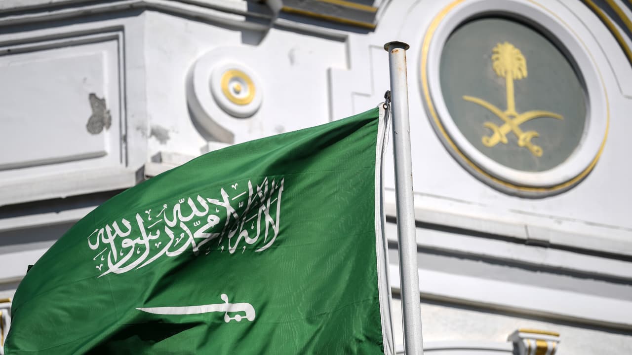 بيان للسفارة السعودية بشأن فيديو تهديد تركي لسعوديين بالسكين