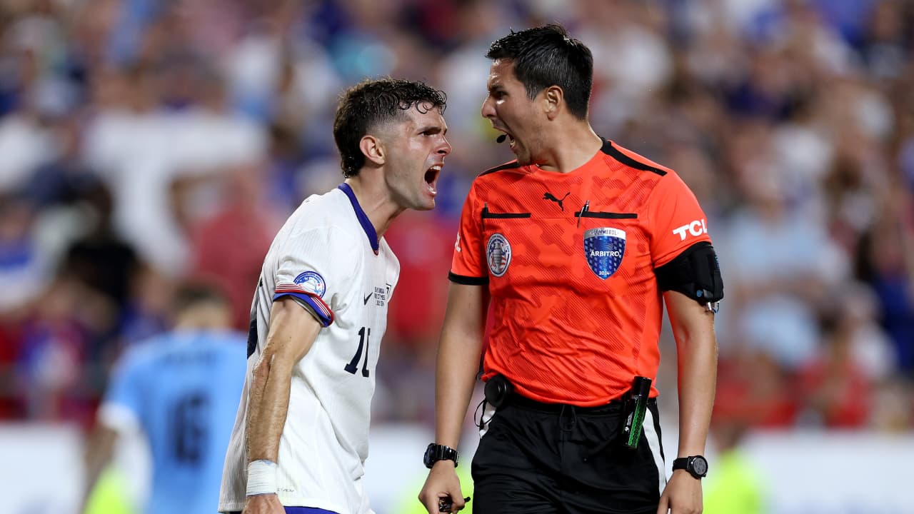 "لقطة جدلية".. حكم يرفض مصافحة لاعب أمريكا بعد مواجهة الأوروغواي