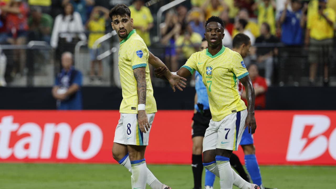 فينيسيوس يخطف الأنظار بهذا التصرف خلال مباراة للبرازيل.. ماذا فعل مع زميله؟