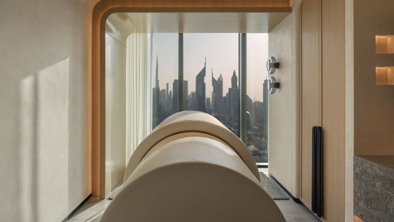 في دبي.. فندق للياقة مؤلف من غرف مبردة وكبسولات علاجية بالضوء ما تحت البنفسجي