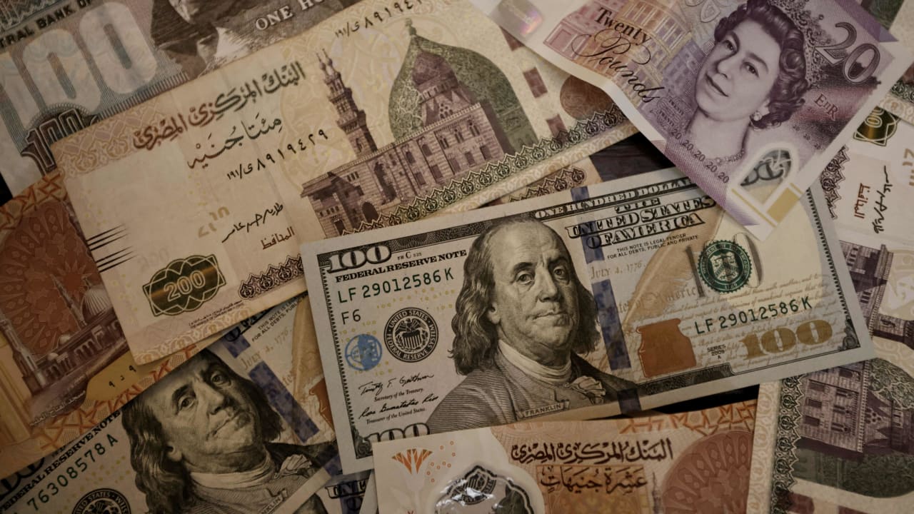 لماذا رفعت بنوك في مصر حدود الإنفاق الدولي لبطاقات الائتمان؟